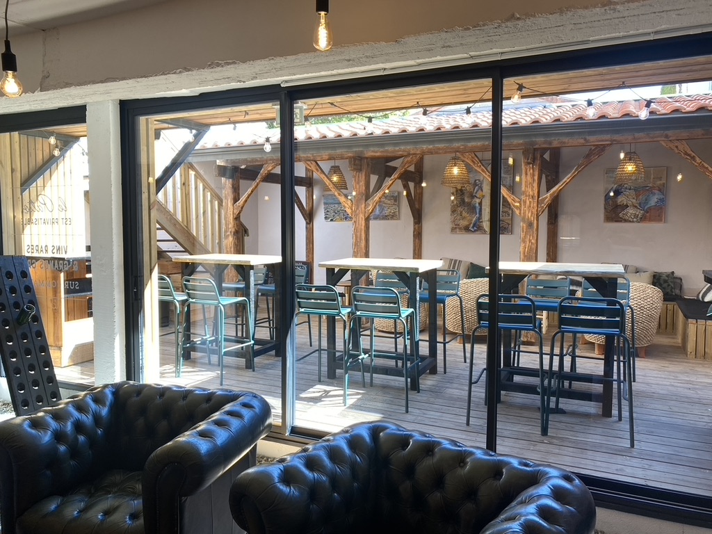 Vue intérieure sur le patio depuis le salon