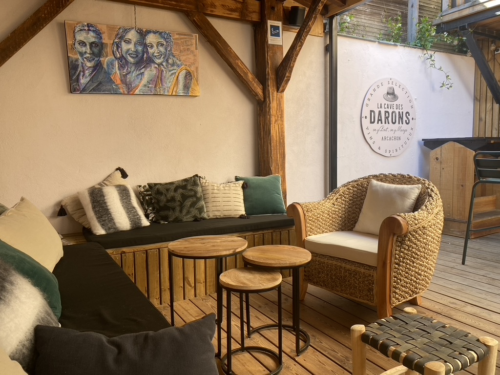 Salon lounge de La Cave des Darons avec logo