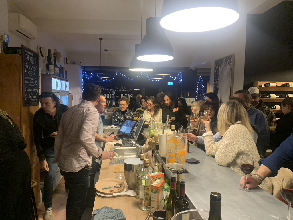 Soirée animée au bar à vins de La Cave des Darons