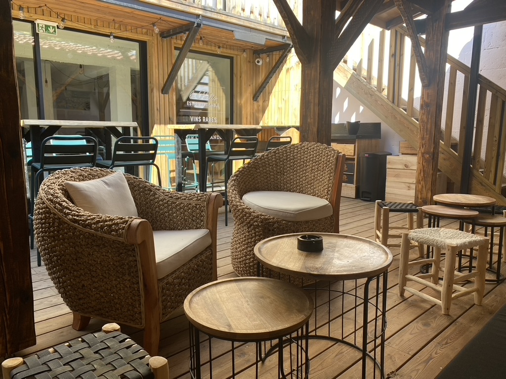 Terrasse de La Cave des Darons vue de jour