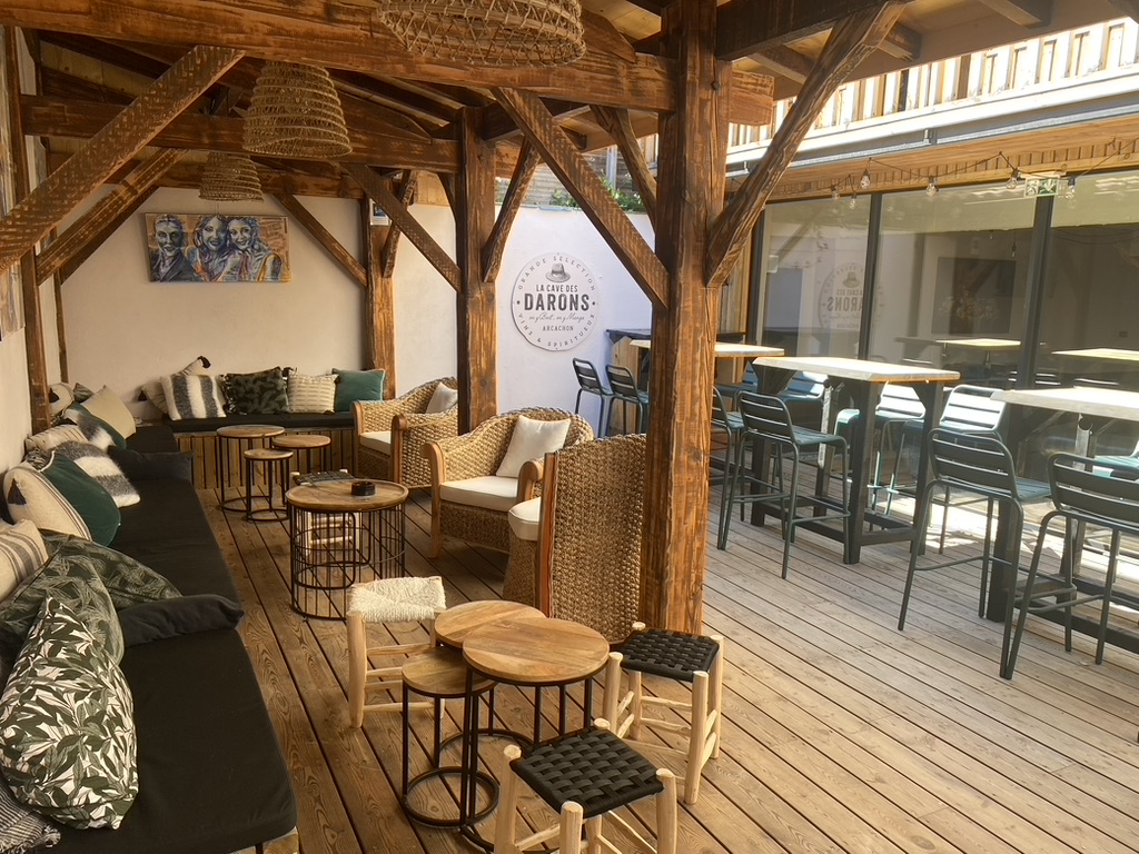 Terrasse lounge privatisable de La Cave des Darons